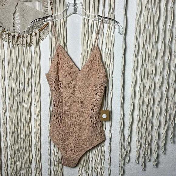 Nightcap NWT Peachy Nude Lace Bodysuit size 2/M - Picture 4 of 13